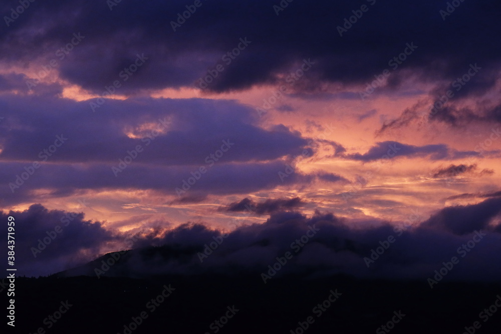 紫とオレンジに染まった夕暮れの雲