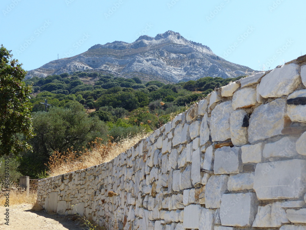 Antico muro di marmo nell'introterra di Naxos nelle Isole Cicladi in Grecia. Antico muro di marmo nell'introterra di Naxos nelle Isole Cicladi in Grecia.