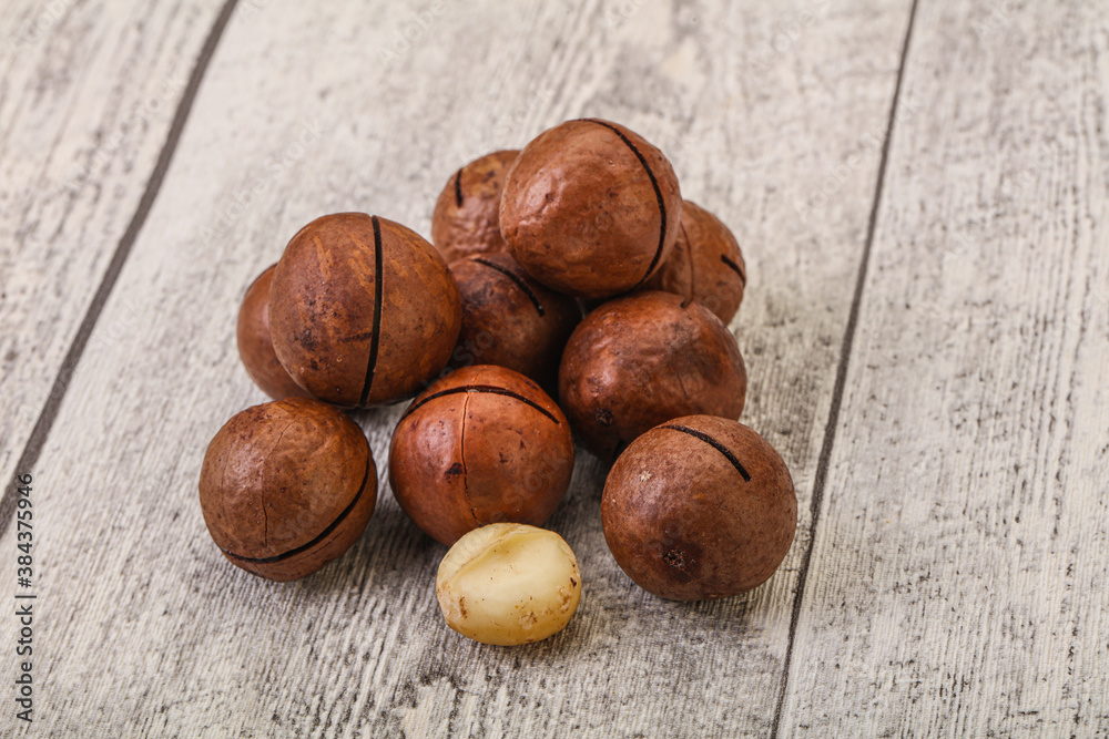 Obraz premium Brown macadamia nut heap over background