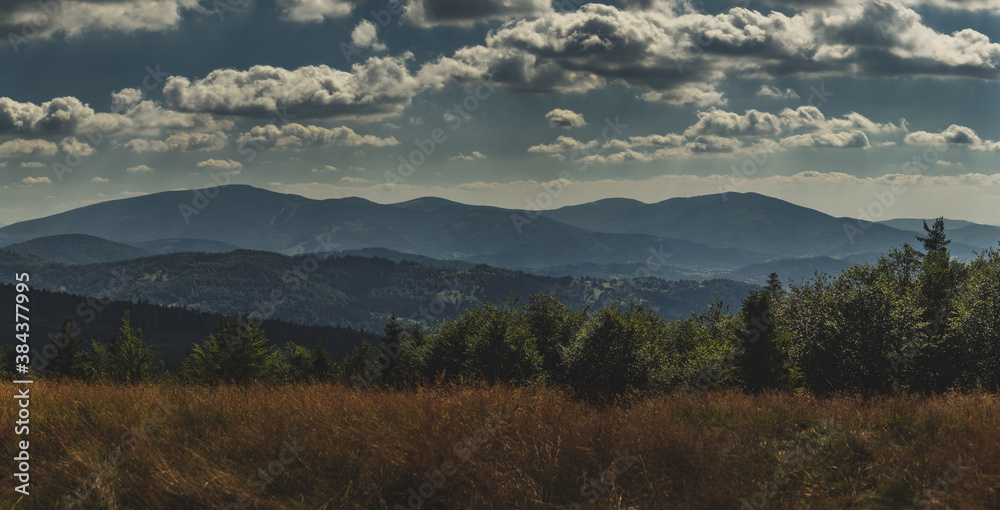 Panorama Beskidów ze szczytu góry Jałowiec 