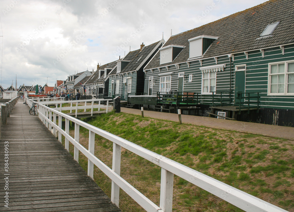 Marken est une presqu'île située sur IJsselmeer aux Pays-Bas. Elle appartient à la commune de Waterland. Marken est séparé du continent par la Gouwzee