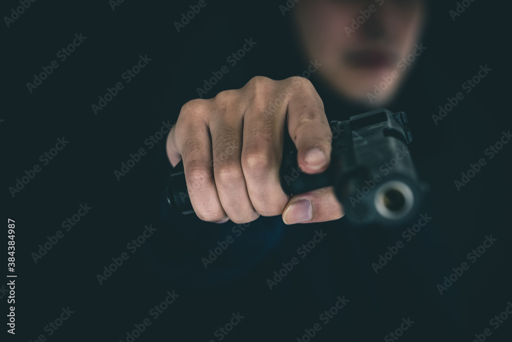 Fototapeta premium 拳銃を構える人物