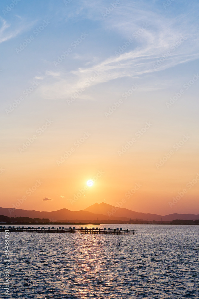 霞ヶ浦から望む夕暮れ時の筑波山