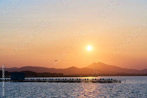霞ヶ浦から望む夕暮れ時の筑波山の長閑な風景