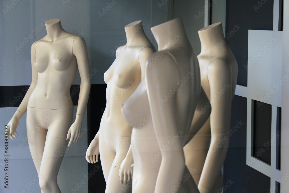 Obraz premium The window of empty clothing store in the commercial center of Athens, with mannequin dolls in the display - Athens, Greece, October 9 2020.