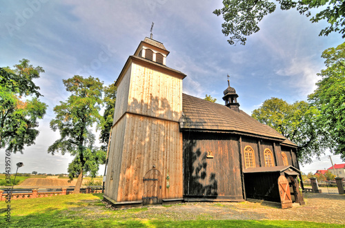 Drewniany kościół pw. św. Mikołaja z XVII wieku.
