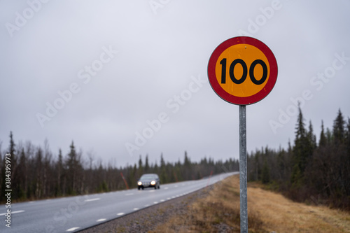 100 Tempolimit Schild