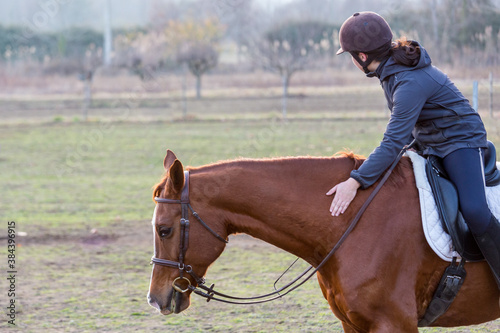 Entrainement à l'équitation d'une jeune cavalière © Reddragonfly