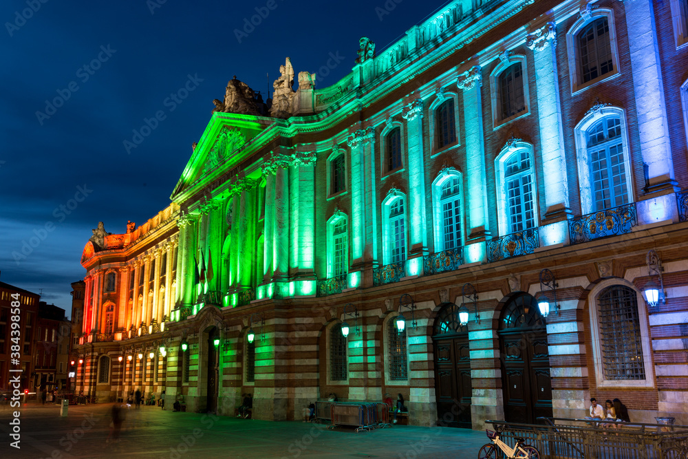 Le capitole de Toulouse aux couleurs LGBT. Vue latérale