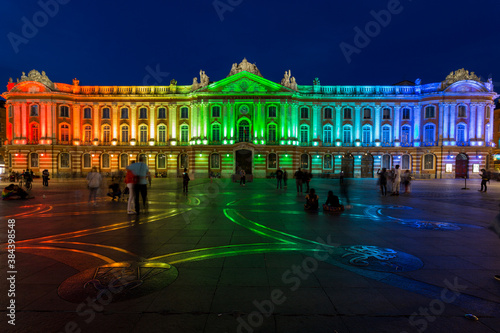 Le capitole de Toulouse aux couleurs LGBT. Vue de face