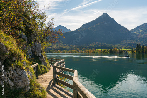 Bürglstein Seerundweg am Wolfgangsee im Salzkammergut im Herbst © lexpixelart