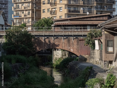 市街地に残るレンガ造りの古い橋