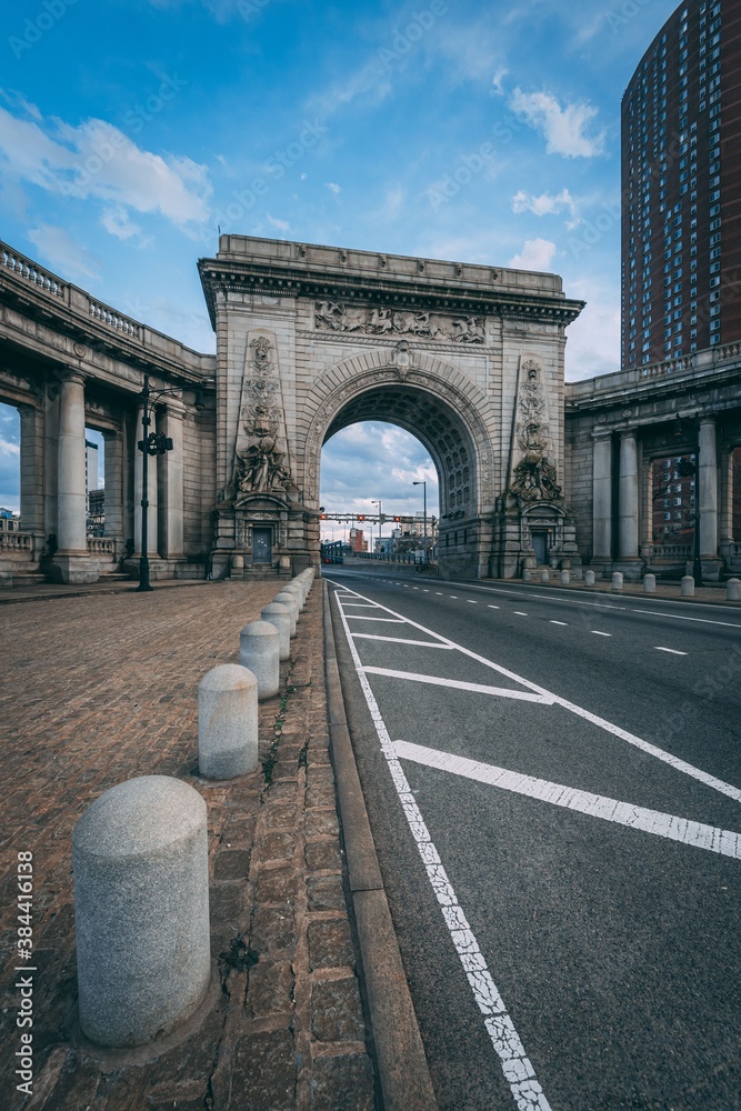 Obraz premium The entrance to the Manhattan Bridge in Chinatown, New York City