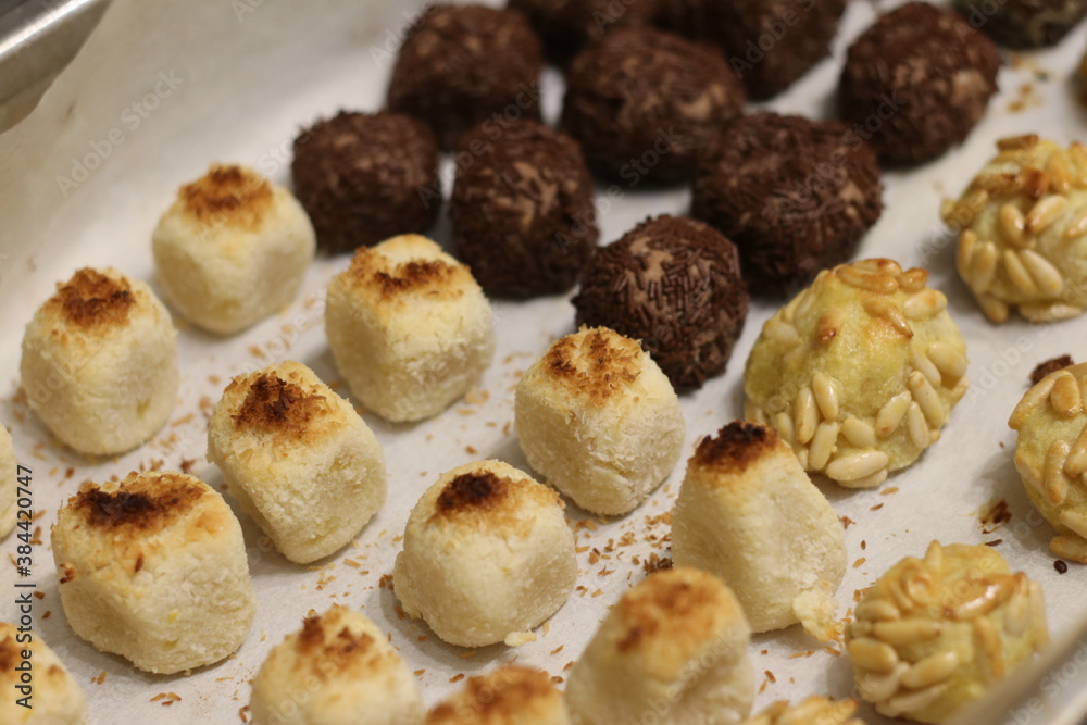 Los panellets son unos dulces típicos de Catalunya para Todos los Santos Los panellets son unos dulces típicos de Catalunya para Todos los Santos