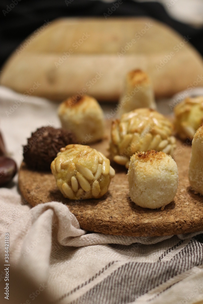 Los panellets son unos dulces típicos de Catalunya para Todos los Santos Los panellets son unos dulces típicos de Catalunya para Todos los Santos
