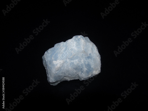 Canvastavla Ornamental mineral blue calcite on a black background.
