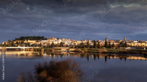 Vista panorámica de la ciudad de Badajoz sobre el río Guadiana al atardecer.