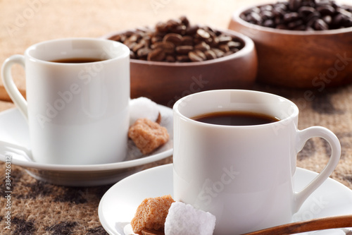 コーヒーとコーヒー豆（カップに淹れた2杯のコーヒーと2種のコーヒー豆）