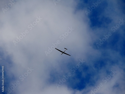Segelflugzeug in den Wolken