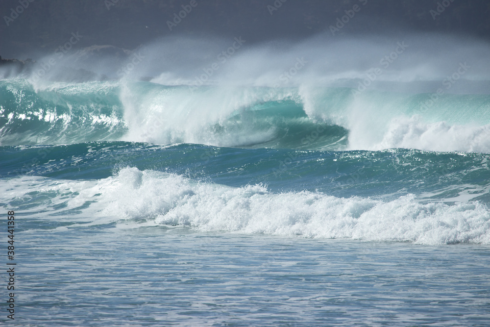 Obraz premium Waves breaking on the beach near the town of Carmel on the pacific coast of California