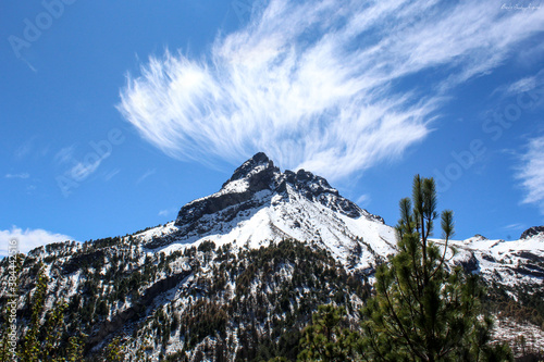 Volcán Nevado coronado por nubes photo