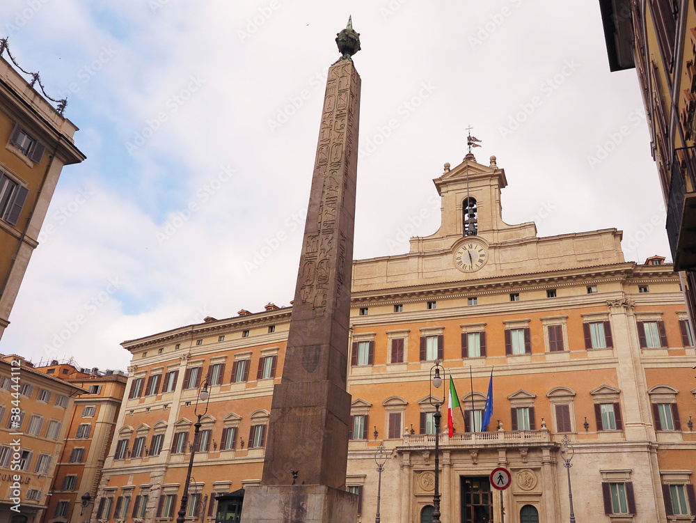 Fototapeta premium Palazzo Montecitorio a Roma, sede della Camera dei deputati