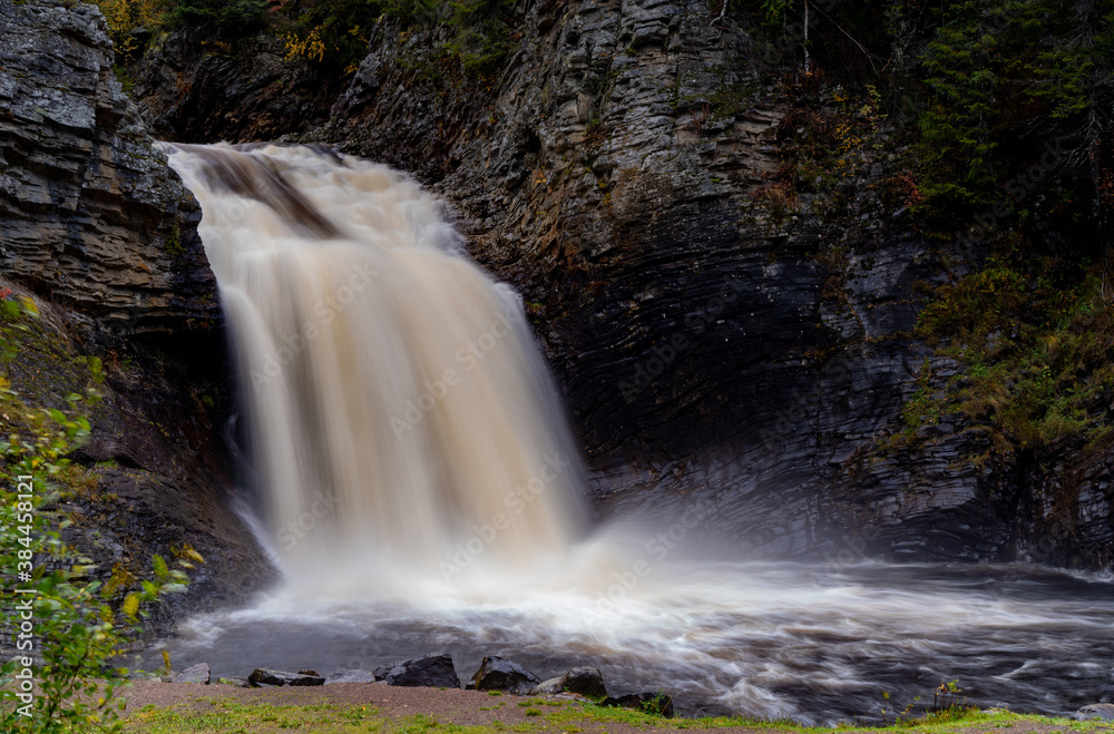 Obraz premium Wodospad Hogfallet w województwie Innlandet w okolicy Gjovik w Norwegii