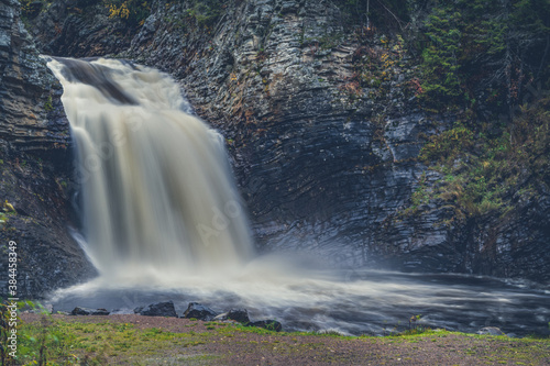 Wodospad Hogfallet w województwie Innlandet w okolicy Gjovik w Norwegii 