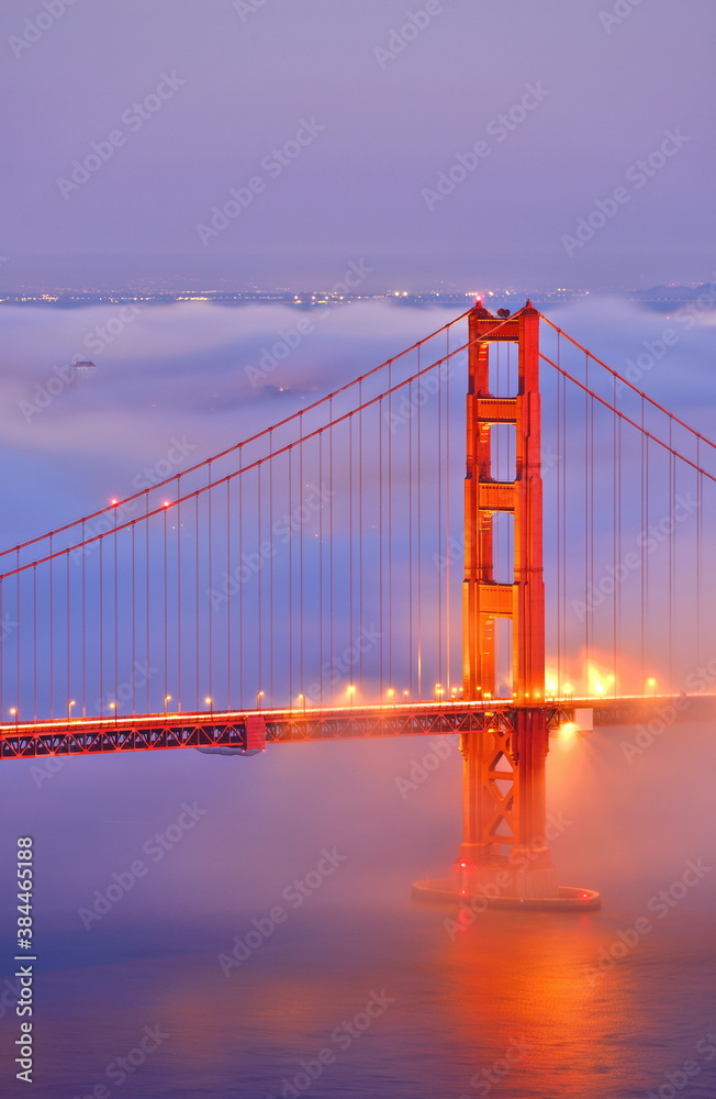 Fototapeta premium The Golden Gate Bridge at Sunset
