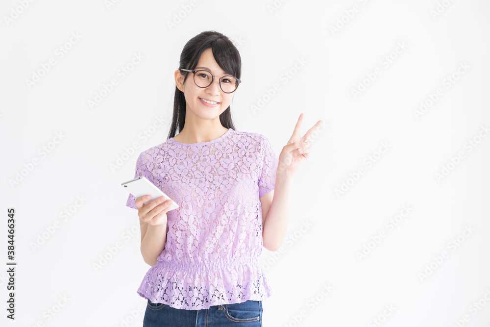 スマホを見る女性 スマホを見る女性