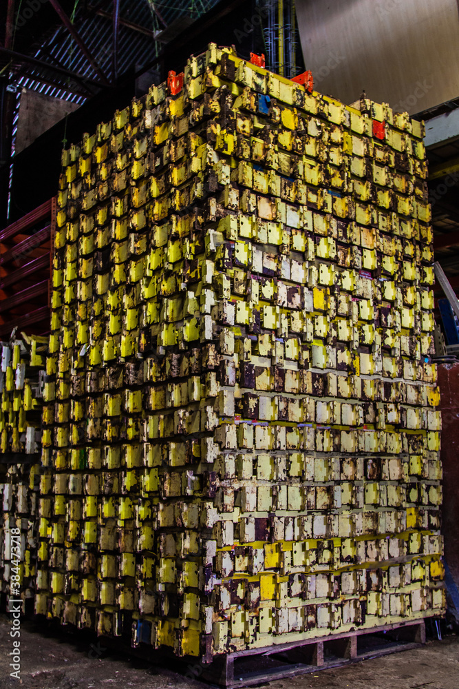 Bodega con texturas metálicas Bodega con texturas metálicas