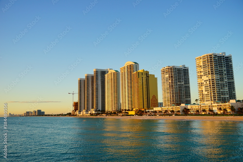 Fototapeta premium Miami downtown and beach at sun set 