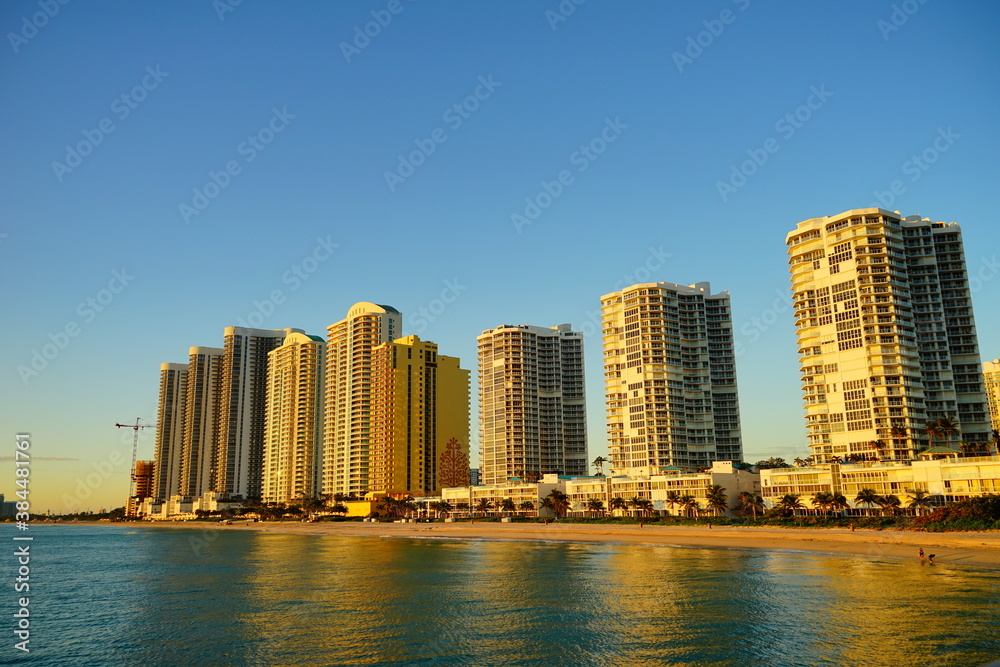 Fototapeta premium Miami downtown and beach at sun set 