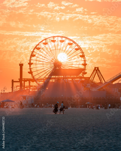 Fotografie Sun sets behind the Santa Monica Ferris Wheel.