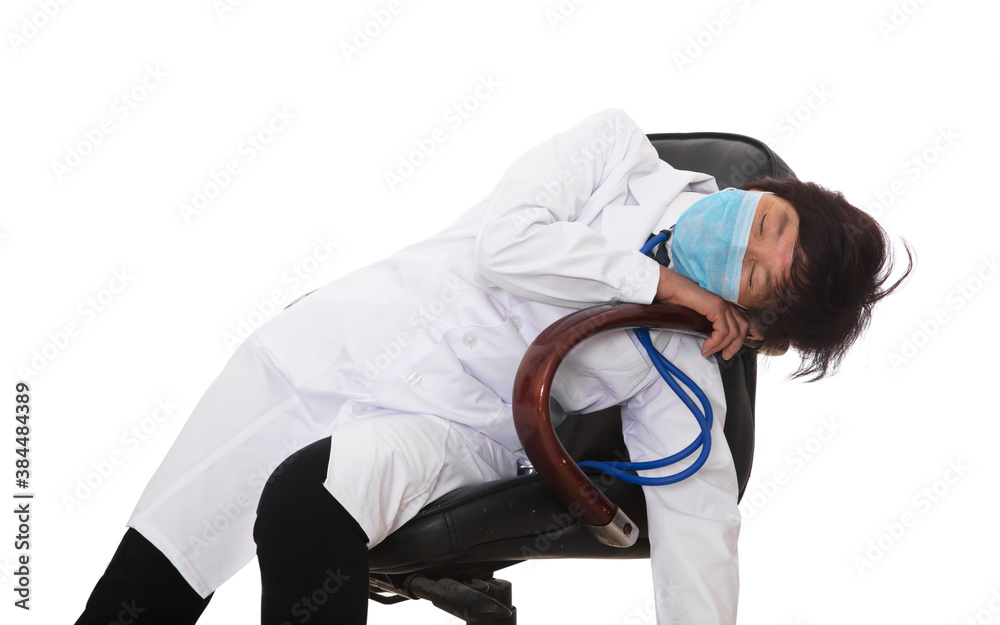 Naklejka premium The doctor in a mask fell asleep on the chair