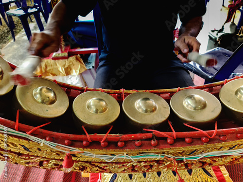 Small gongs of different sizes in half circles