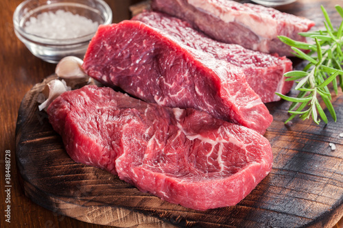 Foto Raw beef steak on a cutting board