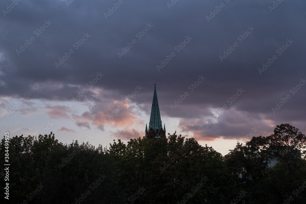 Fototapeta premium Kirchturm der Gethsemanekriche ragt in den Berliner Abendhimmel