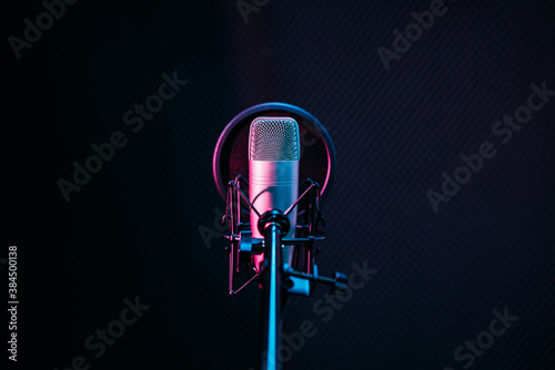 Obraz na płótnie Studio microphone and pop shield on mic in the empty recording studio with copy space