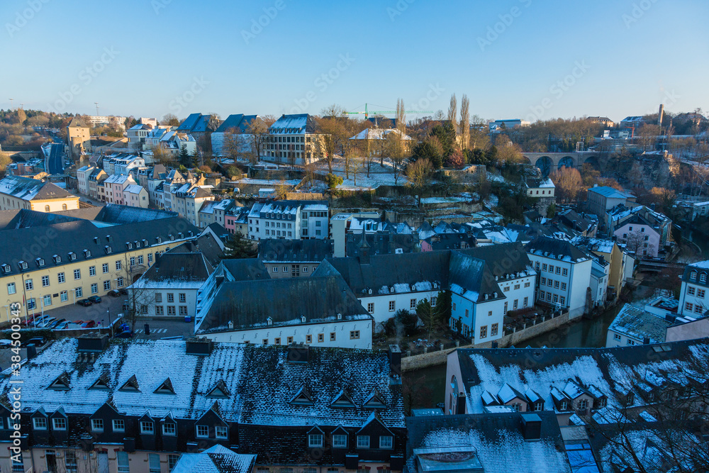 ルクセンブルグ　ルクセンブルグ市のグルント地区の雪の積もった街並み	