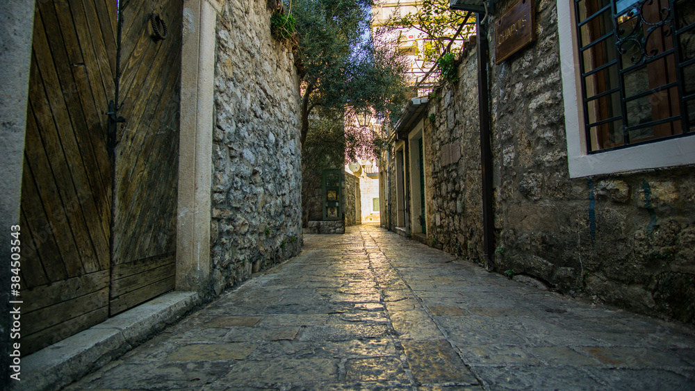 Alte Gasse in Altstadt von Budva in Montenegro