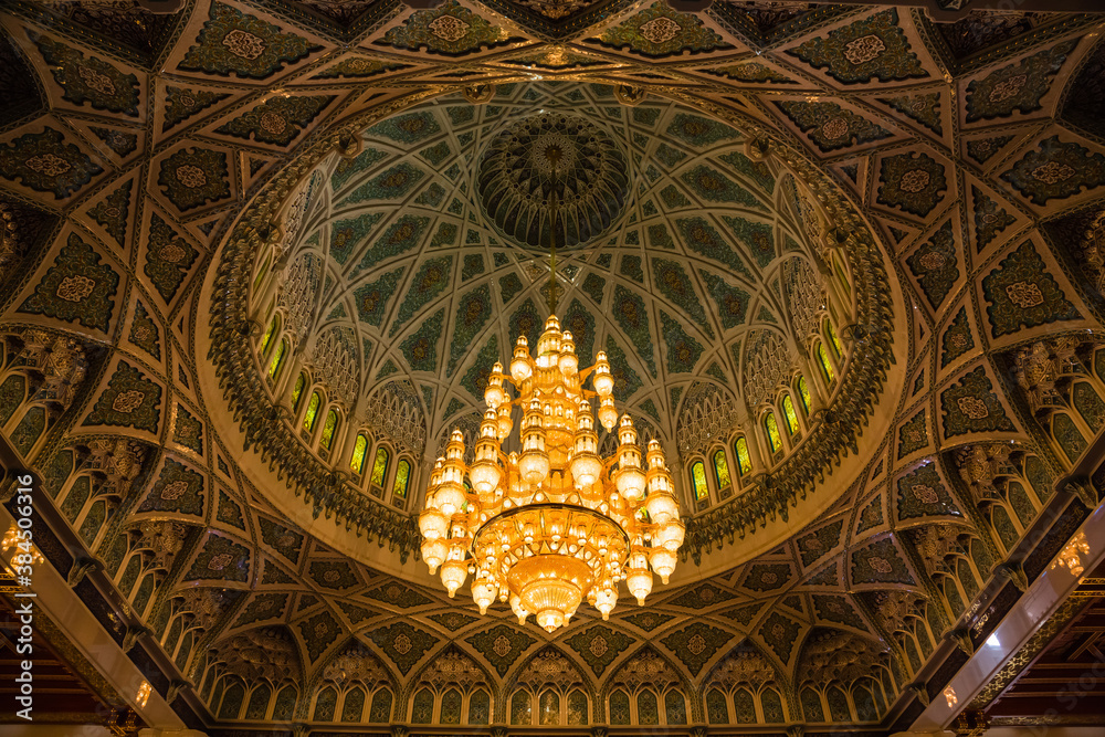 オマーン　マスカットのスルタン・カブース・グランド・モスクの内装
