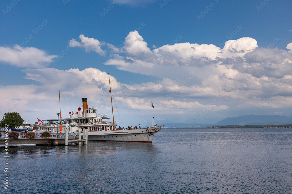Bateau amarré, embarcadère du port de Nyon, Suisse