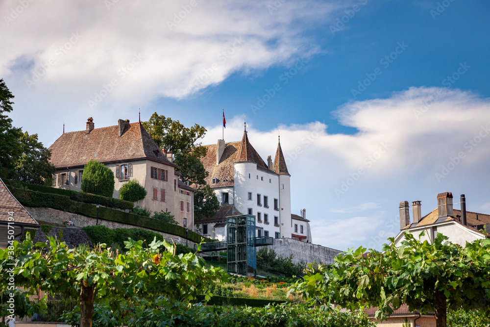 Vue sur le château de Nyon depuis les rives du lac Léman, Suisse