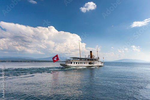 Bateau à vapeur avec roues à aubes sur le lac Léman à Nyon, Suisse
