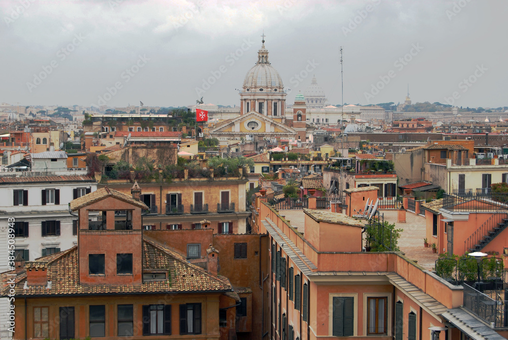 Tetti al centro di Roma e cupola della Basilica di San Pietro