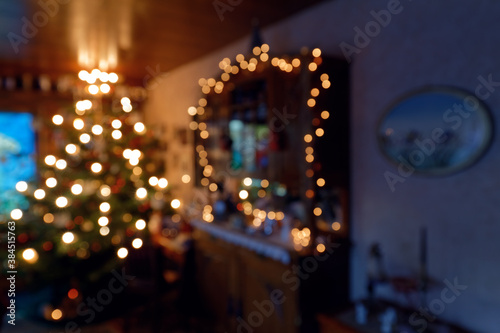 Weihnachtliche Wohnzimmerimpression mit Christbaum und LED Beleuchtung - Bokeh Hintergrund 