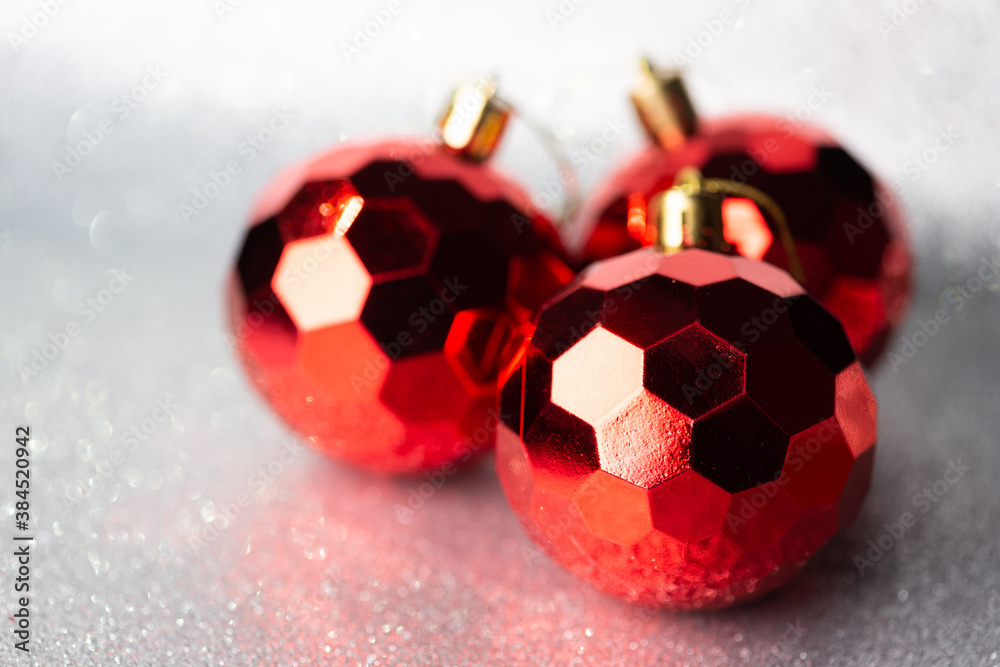 Fototapeta premium Red christmas balls on glitter background