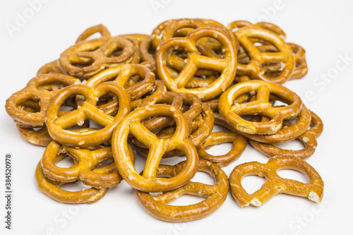 heap of mini spelt pretzel with salt