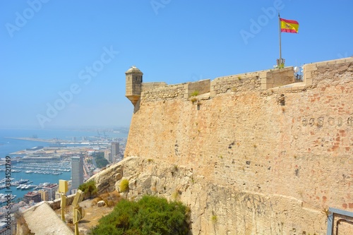 Muro de piedra del castillo medieval de Santa Bárbara en Alicante